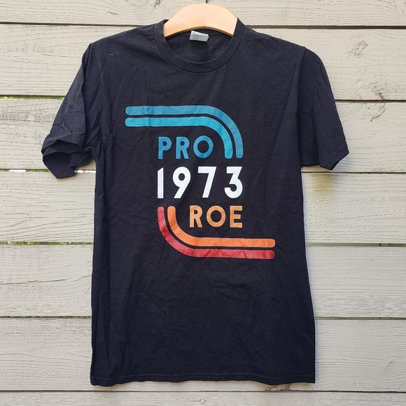 Retro Style Pro Roe Women's Rights Graphic Tee - Picture 1 of 3